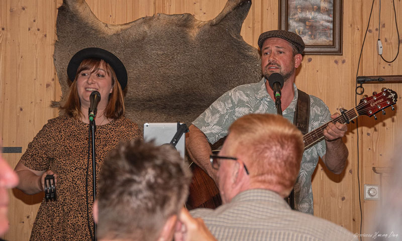 Jana und Danny gemeinsam auf der Bühne mit Mikrofonen und Gitarre