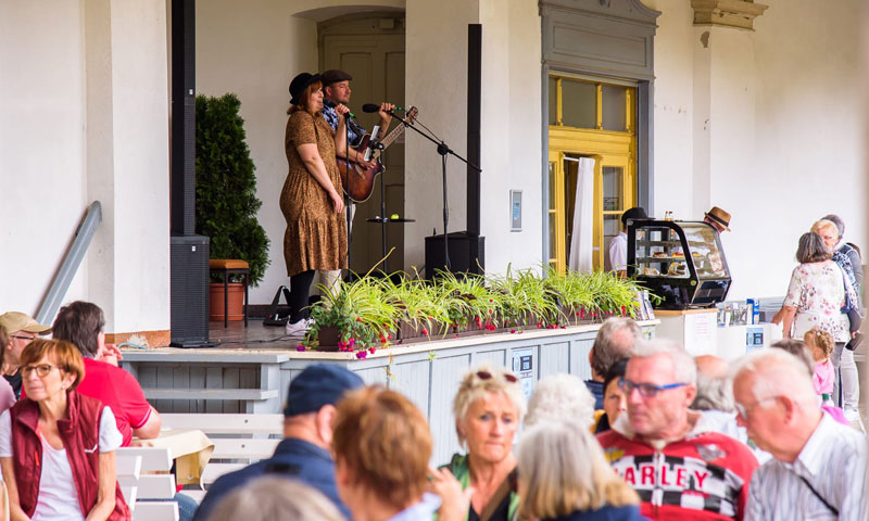 Jana Florence auf der Bühne in der neuen Kollonade in Bad Berneck mit Publikum