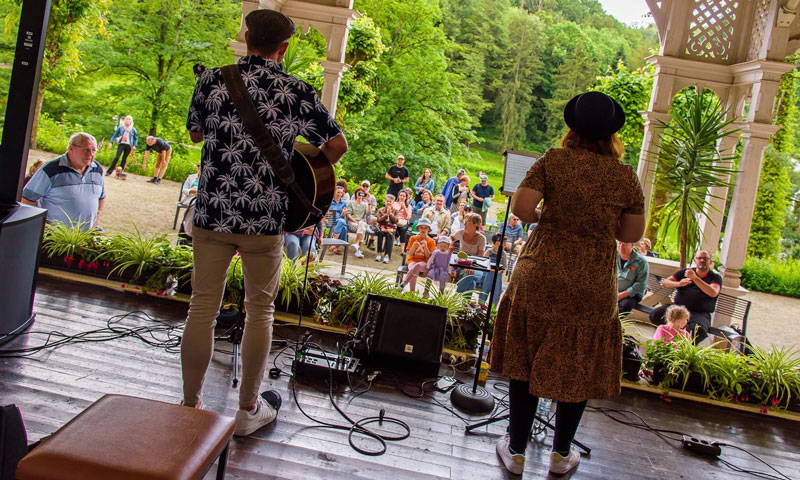 Detailbild direkt von der Bühne aus ins Publikum fotografiert mit der Band und dem Publikum